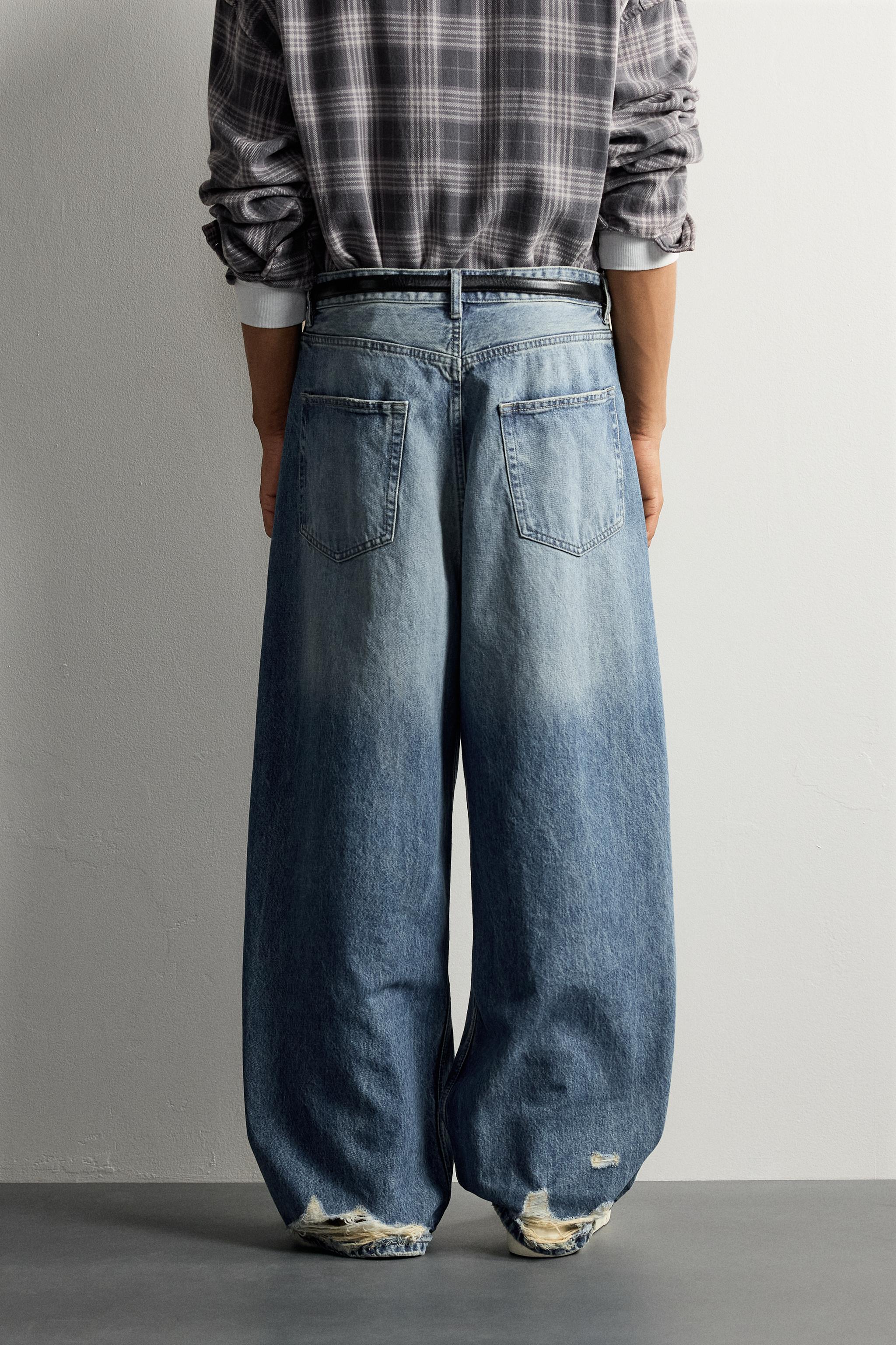 DISTRESSED BAGGY FIT JEANS